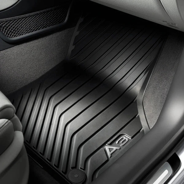 Audi A3 Beifahrerfußraum mit eingelegter Gummimatte in schwarz mit A3 Schriftzug