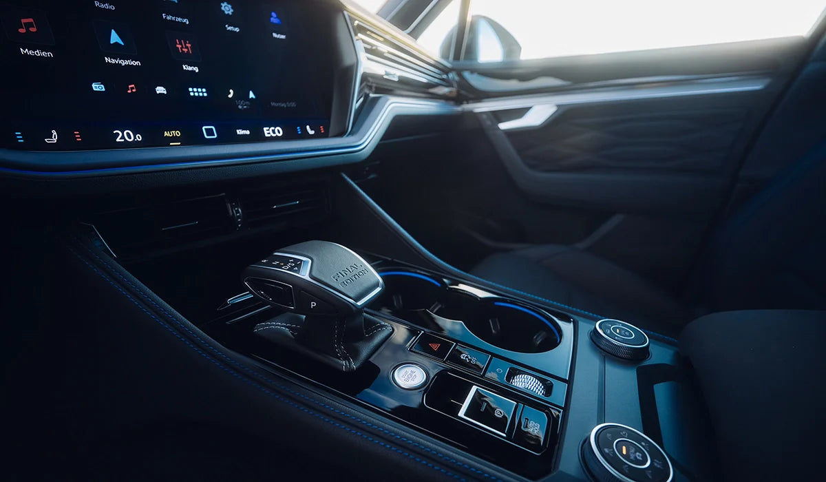 Auto Innenraumzubehör mit Mittelkonsole, Display, Schalthebel und Bedienelementen
