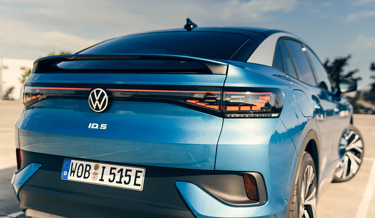 Volkswagen ID.5 Elektroauto in Blau mit modernem LED-Heck und Coupé-SUV Design