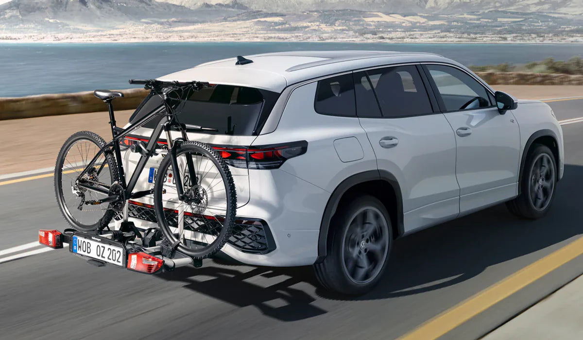 VW Fahrradträger für die Anhängerkupplung mit zwei Fahrrädern auf einem weißen SUV