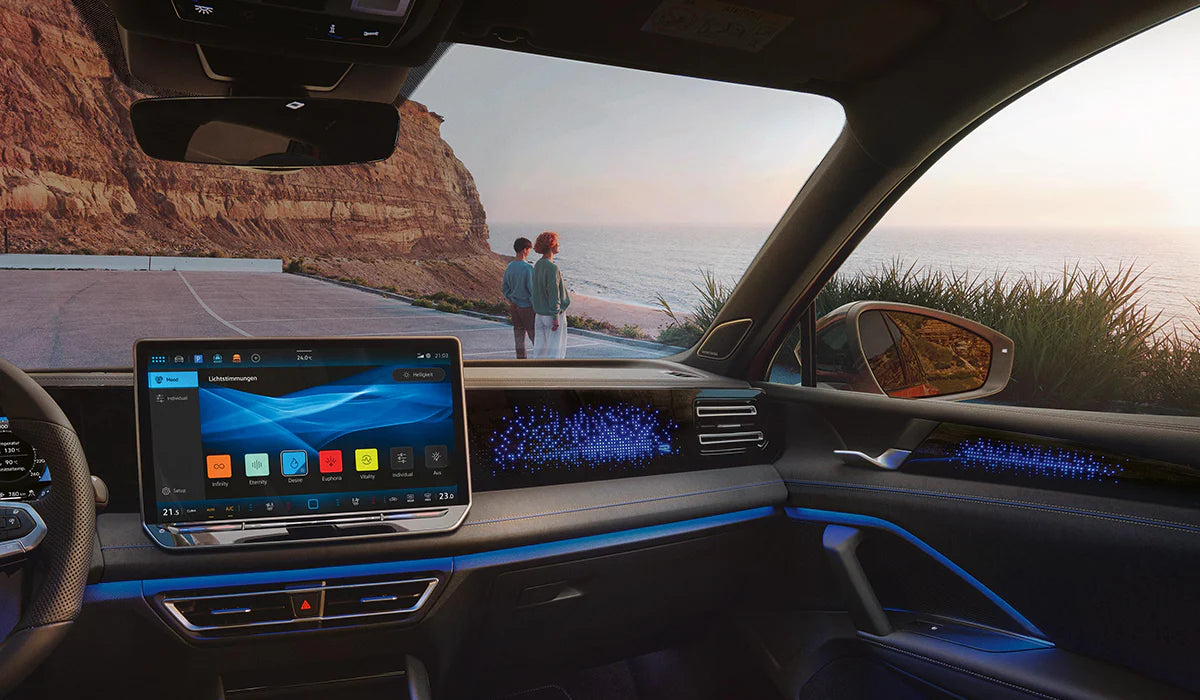 Modernes Volkswagen Cockpit mit Ambientebeleuchtung und großem Infotainment-Display am Meer