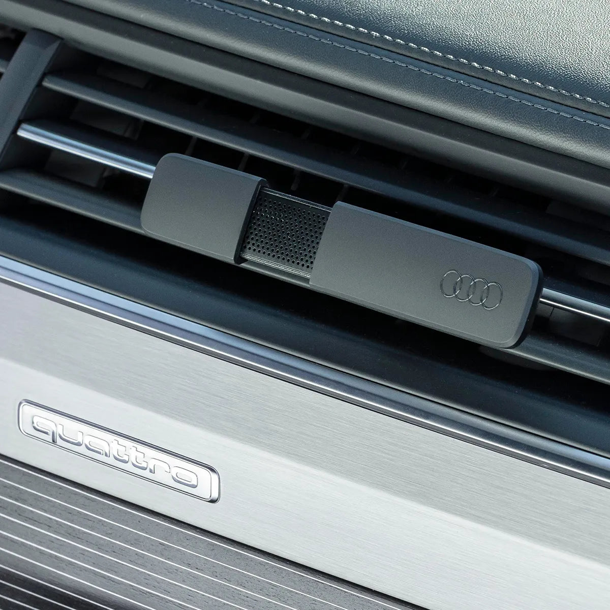 Audi Duftspender 85B087009A im Auto an der Luftdüse montiert