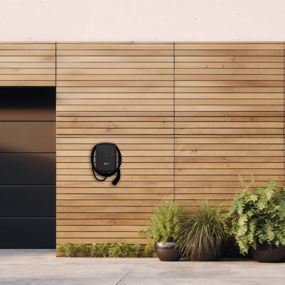 Elli Charger Pro 2 montiert an einer Holzfassade neben der Garageneinfahrt
