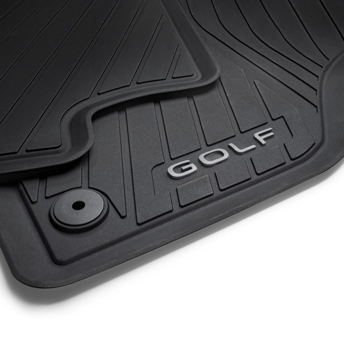 Detailaufnahme der VW Golf 8 Variant Gummimatte mit GOLF Schriftzug und Druckknopf, 5H906150082V