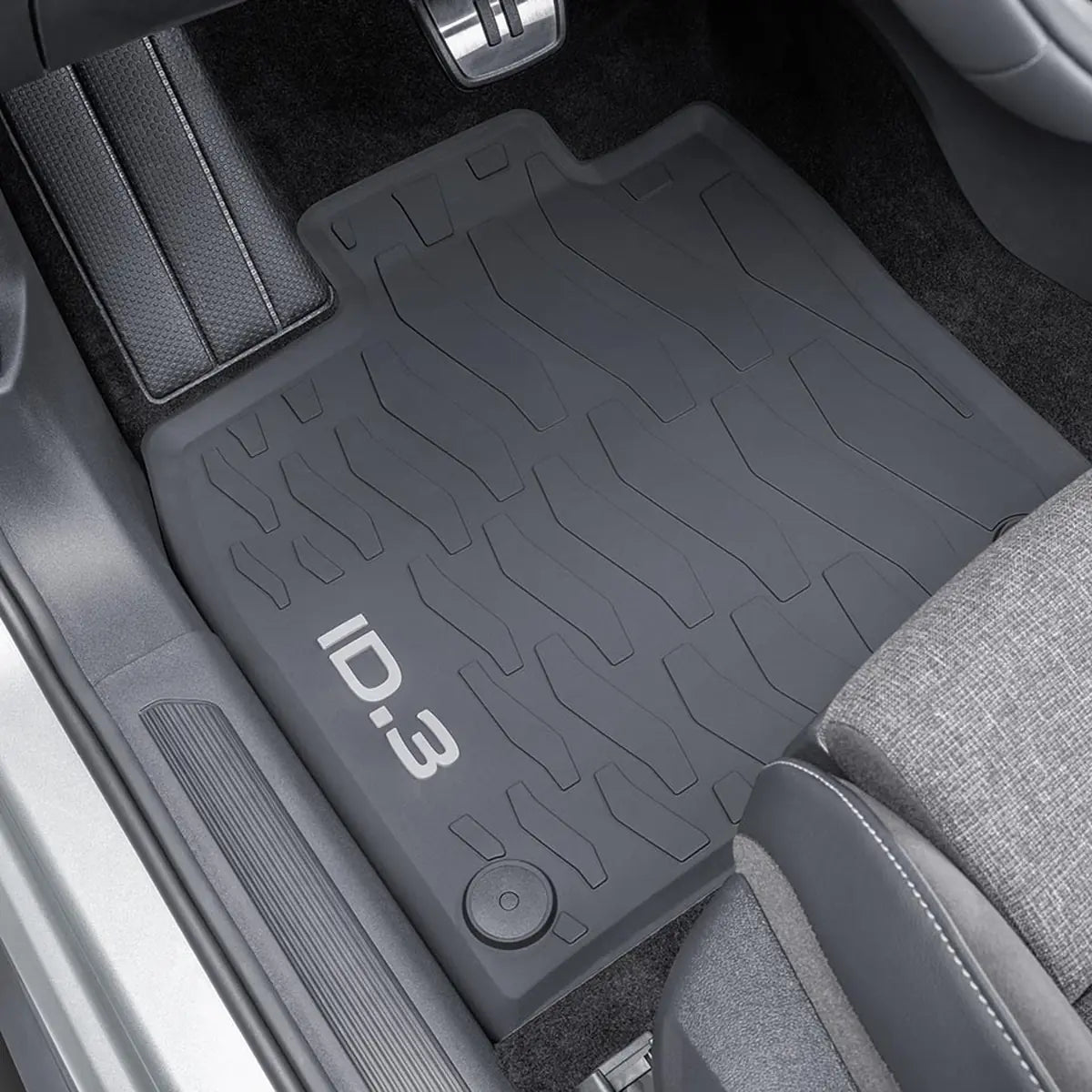 VW ID.3 Gummimatte im Fahrerfußraum verlegt, 10B06150282V