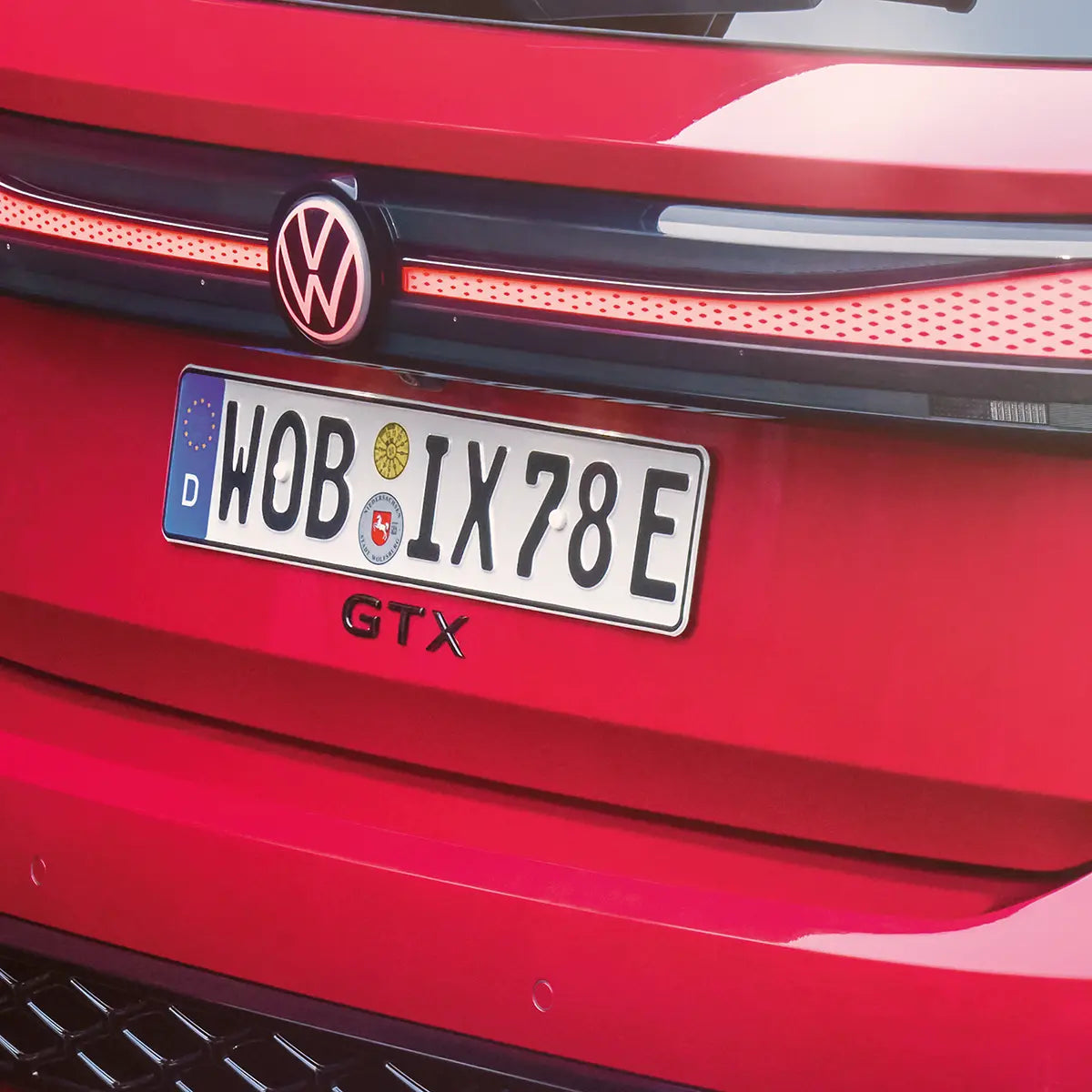 VW ID.7 GTX in Rot, Heckansicht mit montiertem GTX Schriftzug 14A853425G041