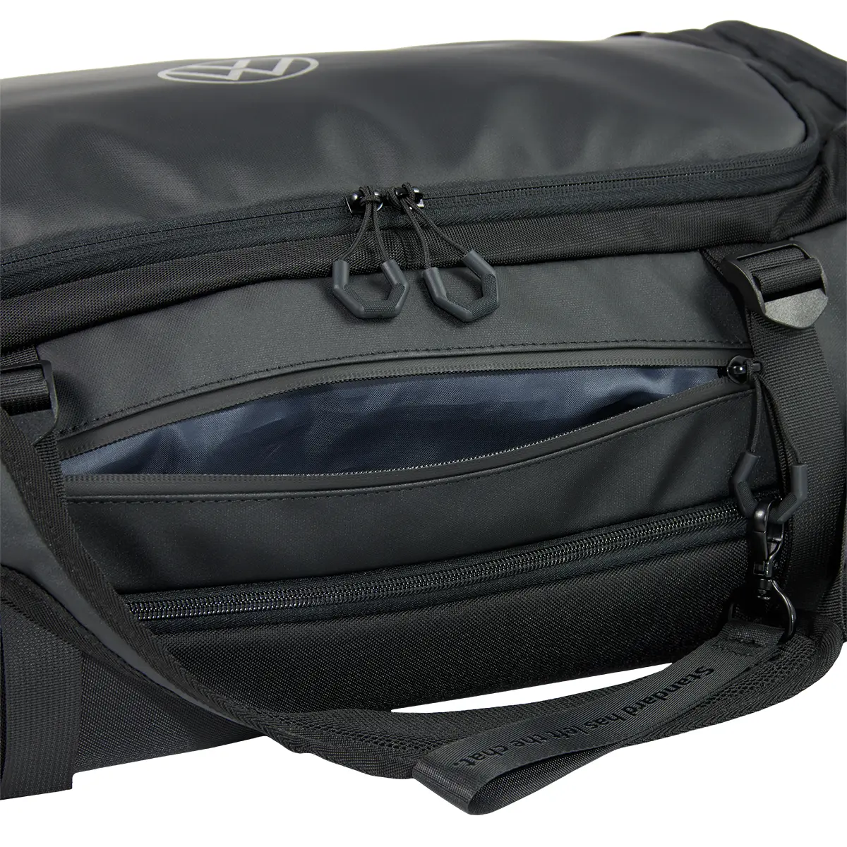 VW ID. Polo Duffle Bag schwarz, Frontansicht mit geöffneter Tasche, 330087318041