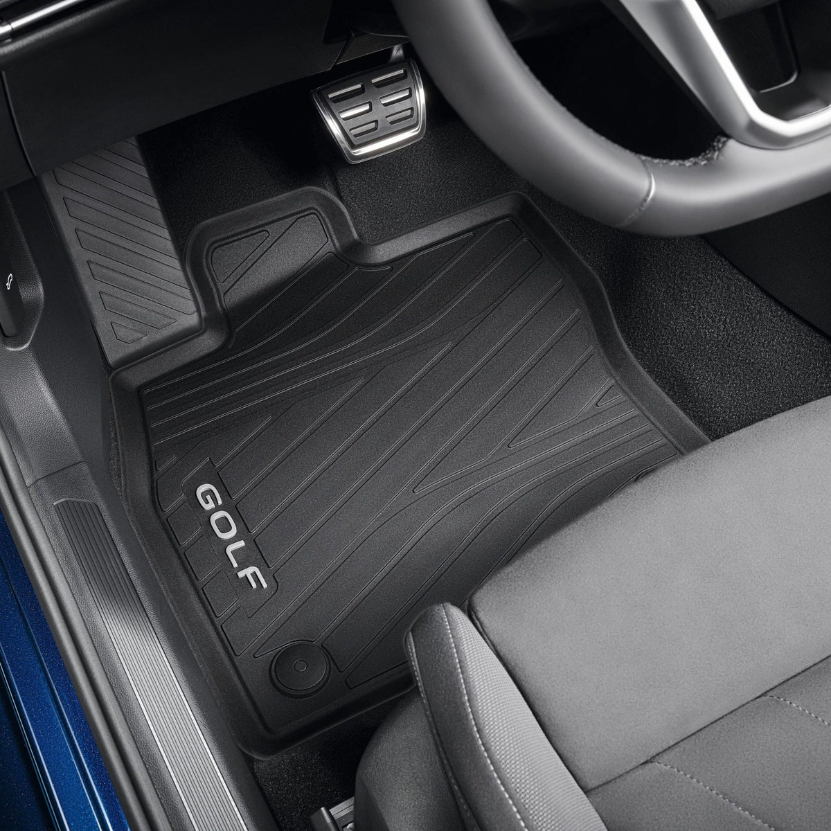 VW Golf 8 Variant Gummimatte im Fahrerfußraum verlegt mit GOLF Schriftzug, 5H906150082V