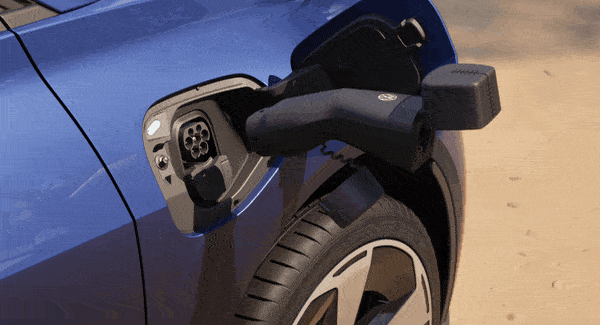 Animierte Ansicht des PowerSocket Adapters am Ladeanschluss eines blauen VW ID, 000054412BS