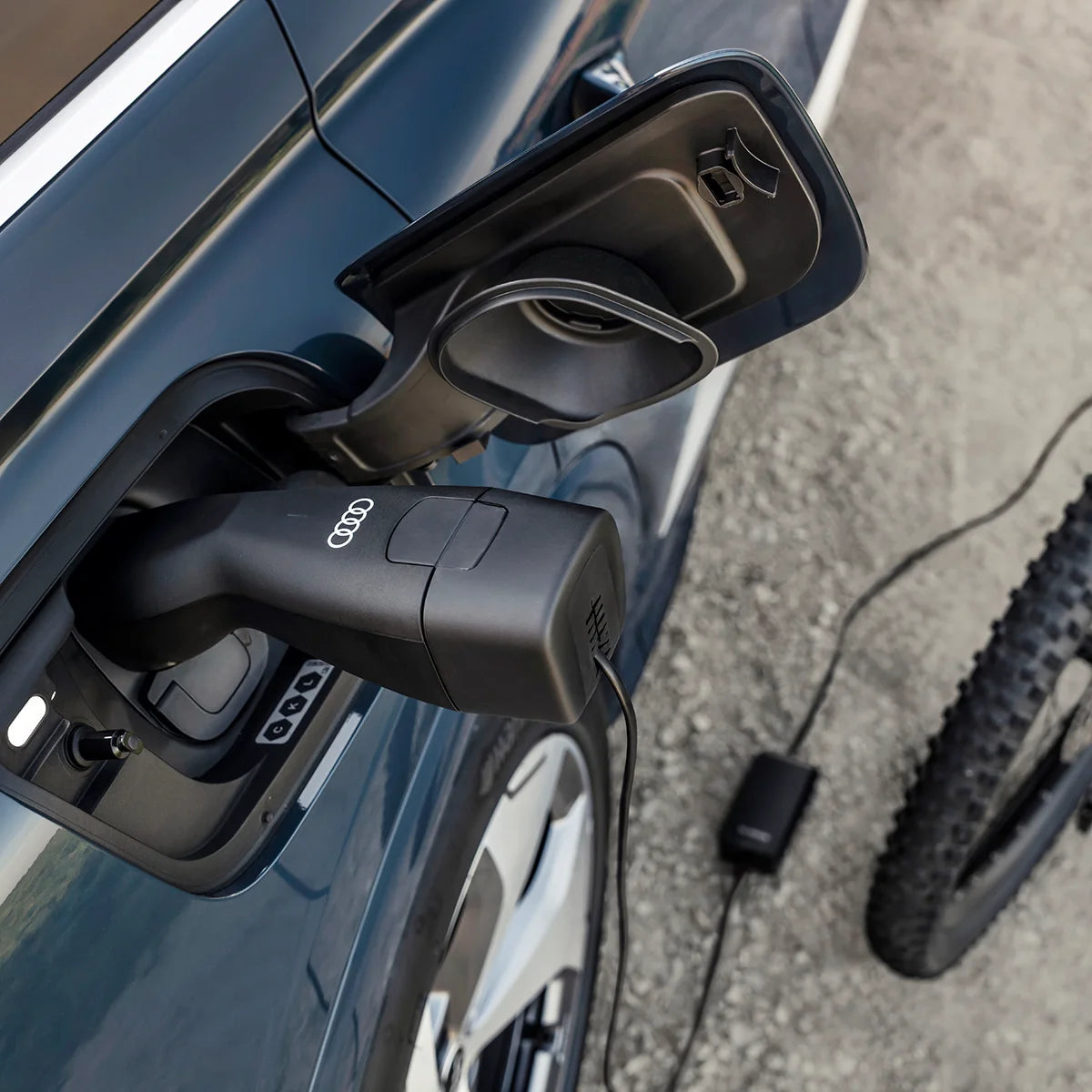 E-Bike laden am Audi Q4 e-tron mit Entladeadapter V2L, 89A054412