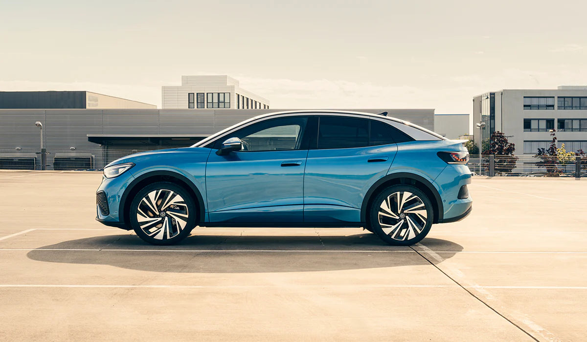Volkswagen ID.5 Pro in Blau als vollelektrisches Coupé-SUV mit modernen Alufelgen