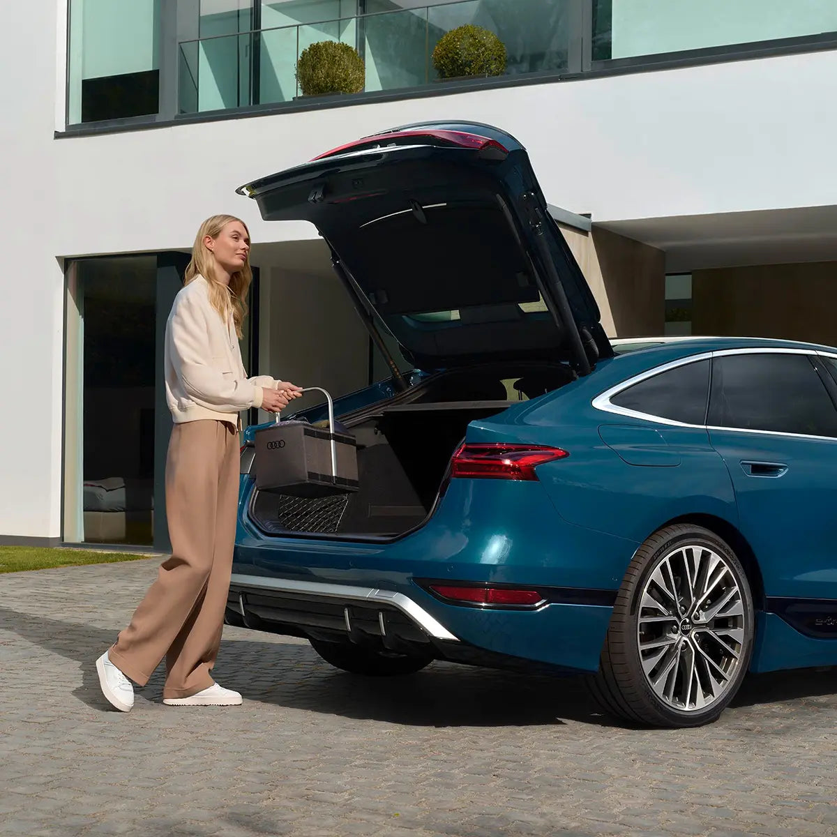 Audi Faltkorb 20L, Einkaufskorb mit Alu-Tragegriff, schwarz, 85H087317