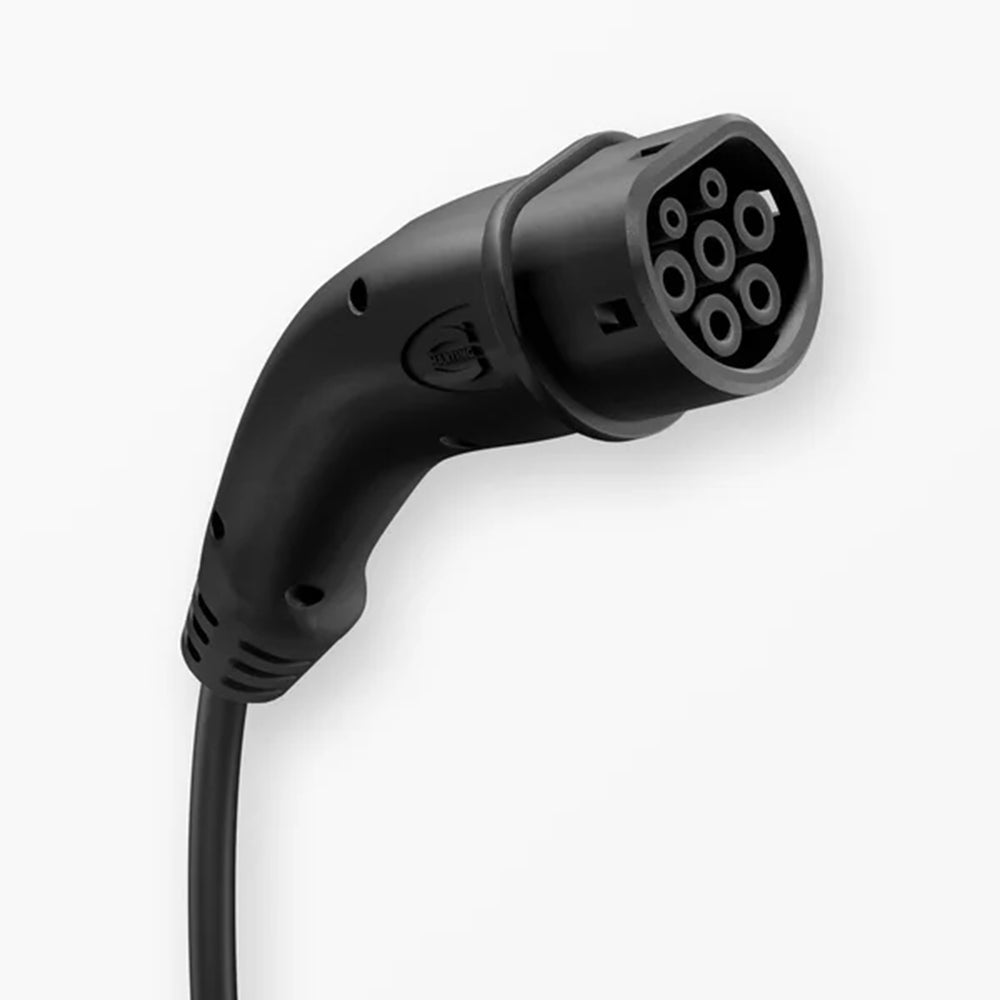 Detailaufnahme des Typ2-Ladesteckers am 4,5 m Kabel des Elli Charger Connect 2 22 kW