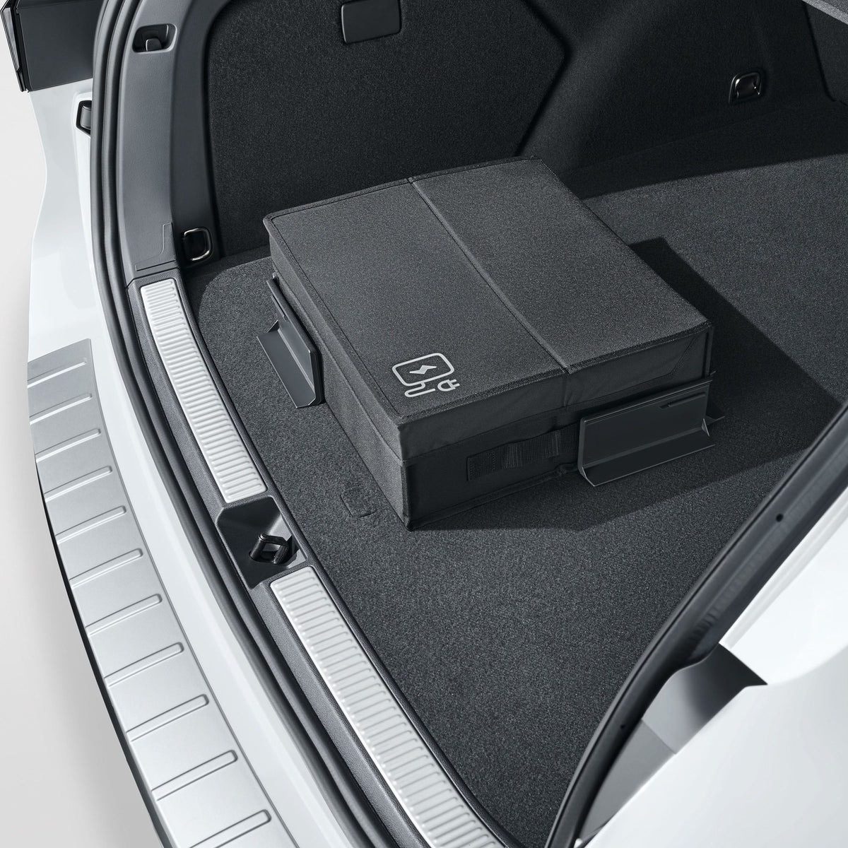 Ladekabeltasche im Kofferraum durch VW Cargo Elemente fixiert, 000061166E
