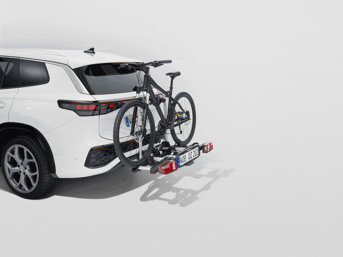 Animation des abklappbaren VW Fahrradträgers Premium mit Fahrrad am VW Tayron, 000071105T