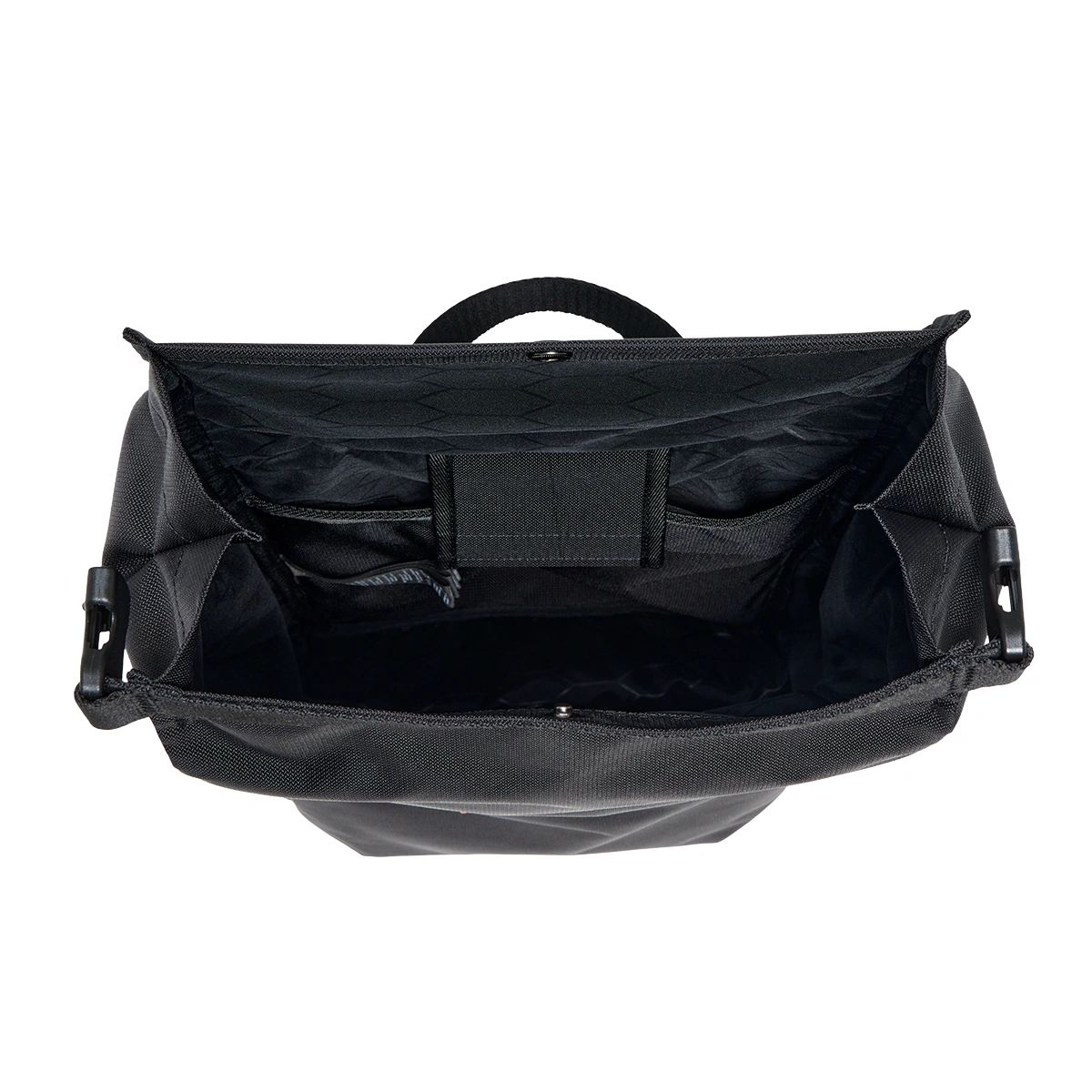 VW GTI Rucksack geöffnet – Rolltop-Verschluss und Waben-Futterstoff innen