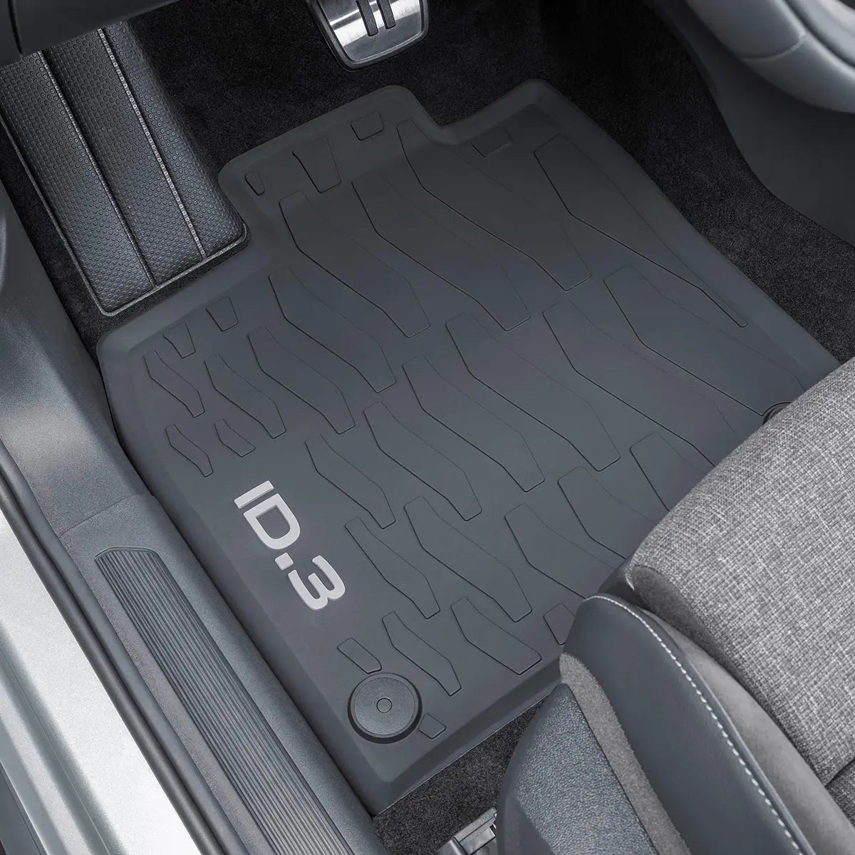 VW ID.3 Gummifußmatte mit ID.3 Schriftzug im Fahrerfußraum montiert, 10B06150082V