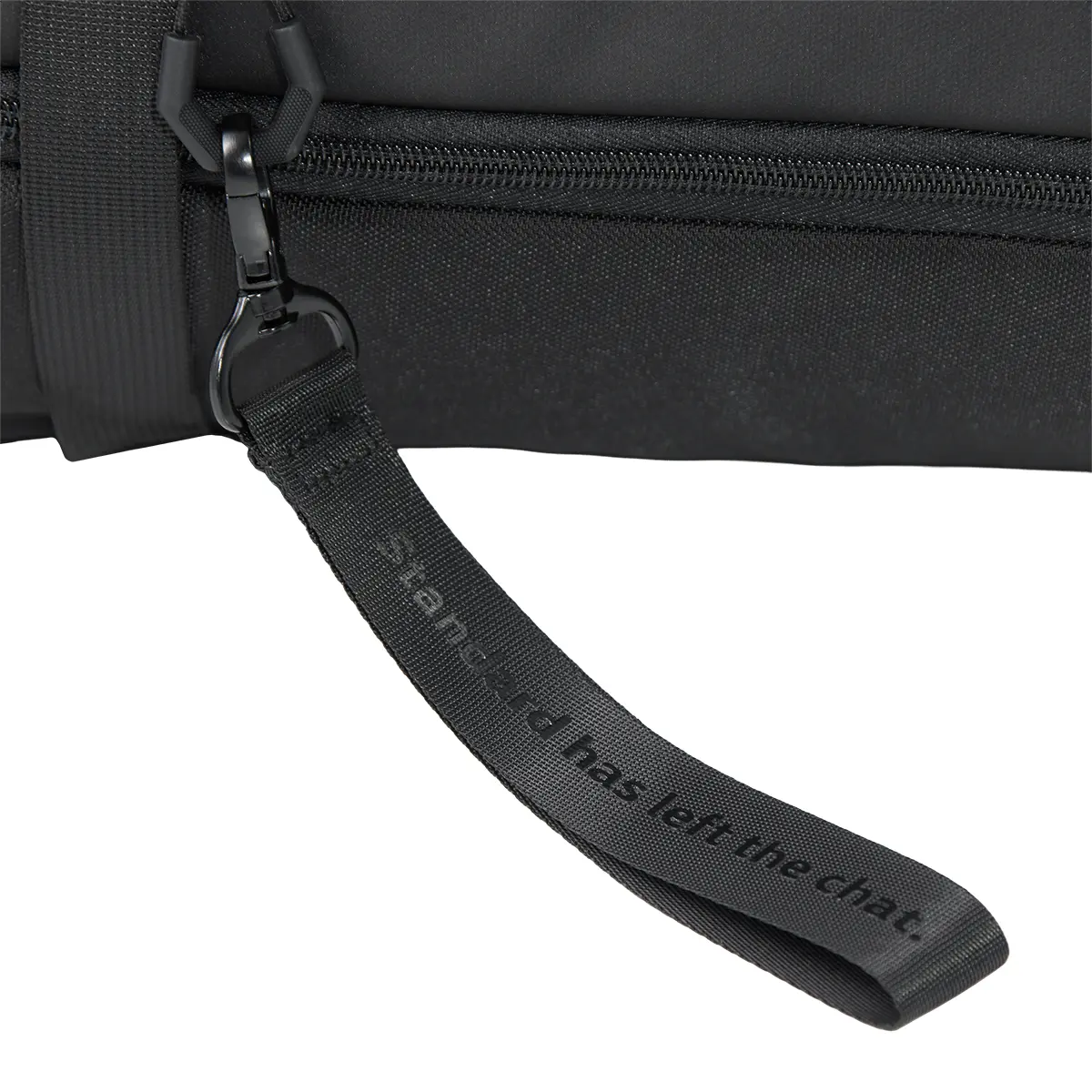 VW ID. Polo Duffle Bag, Detail Reißverschluss und Schlüsselband mit Aufdruck, 330087318041