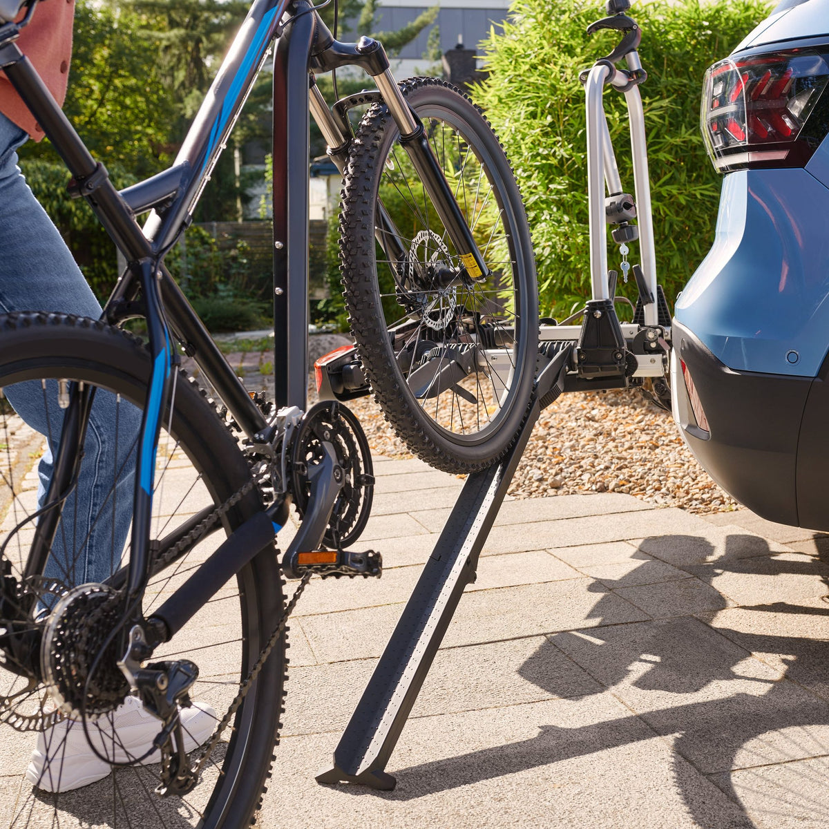 Fahrrad wird über die VW Fahrradschiene auf den Heckträger geschoben, 000071123A