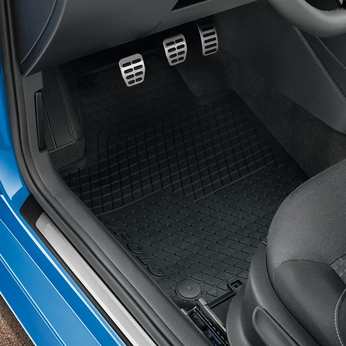 VW Polo 6R Gummimatte im Fahrerfußraum verlegt, 6R106150282V