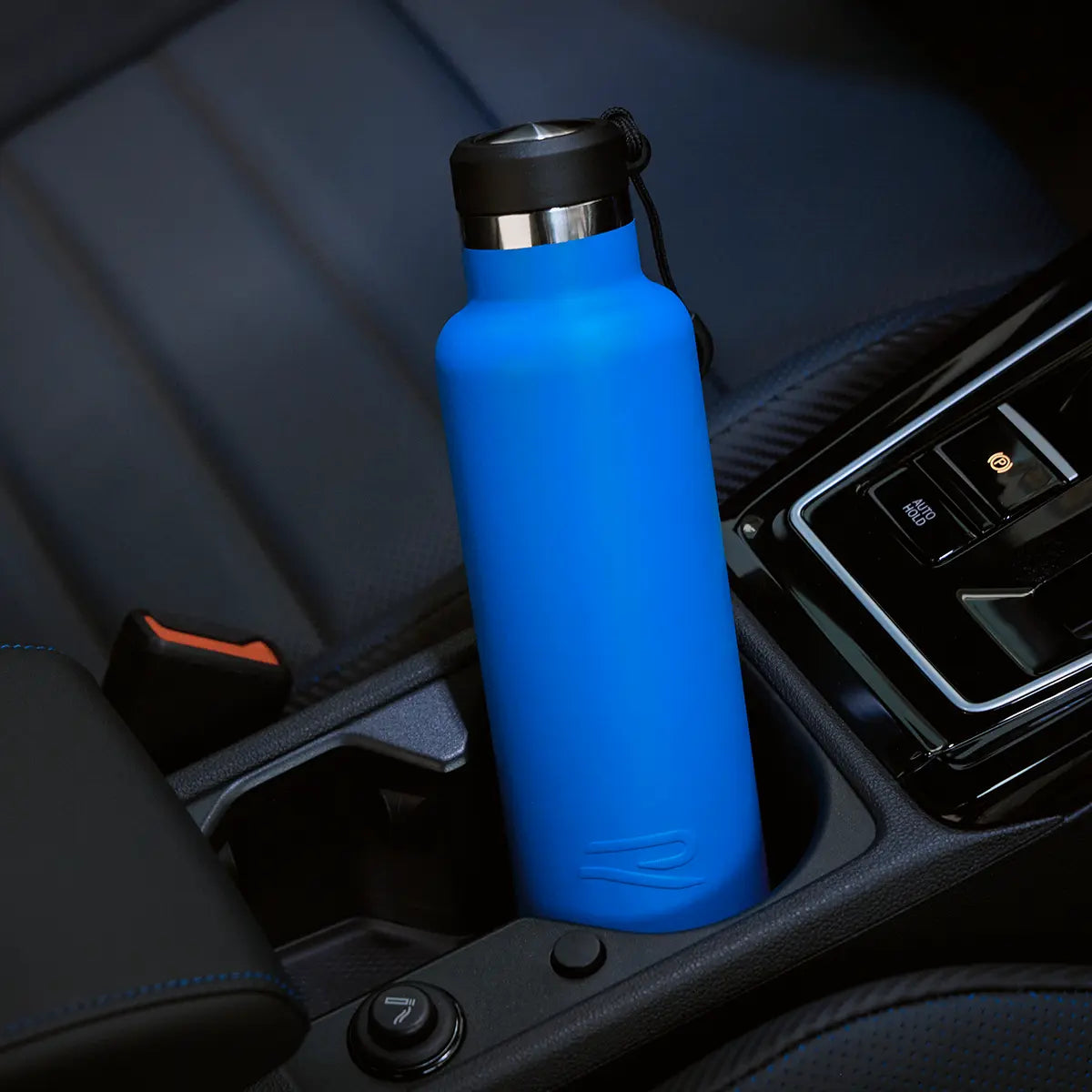 VW R Trinkflasche in der Mittelkonsole – passt in den Getränkehalter