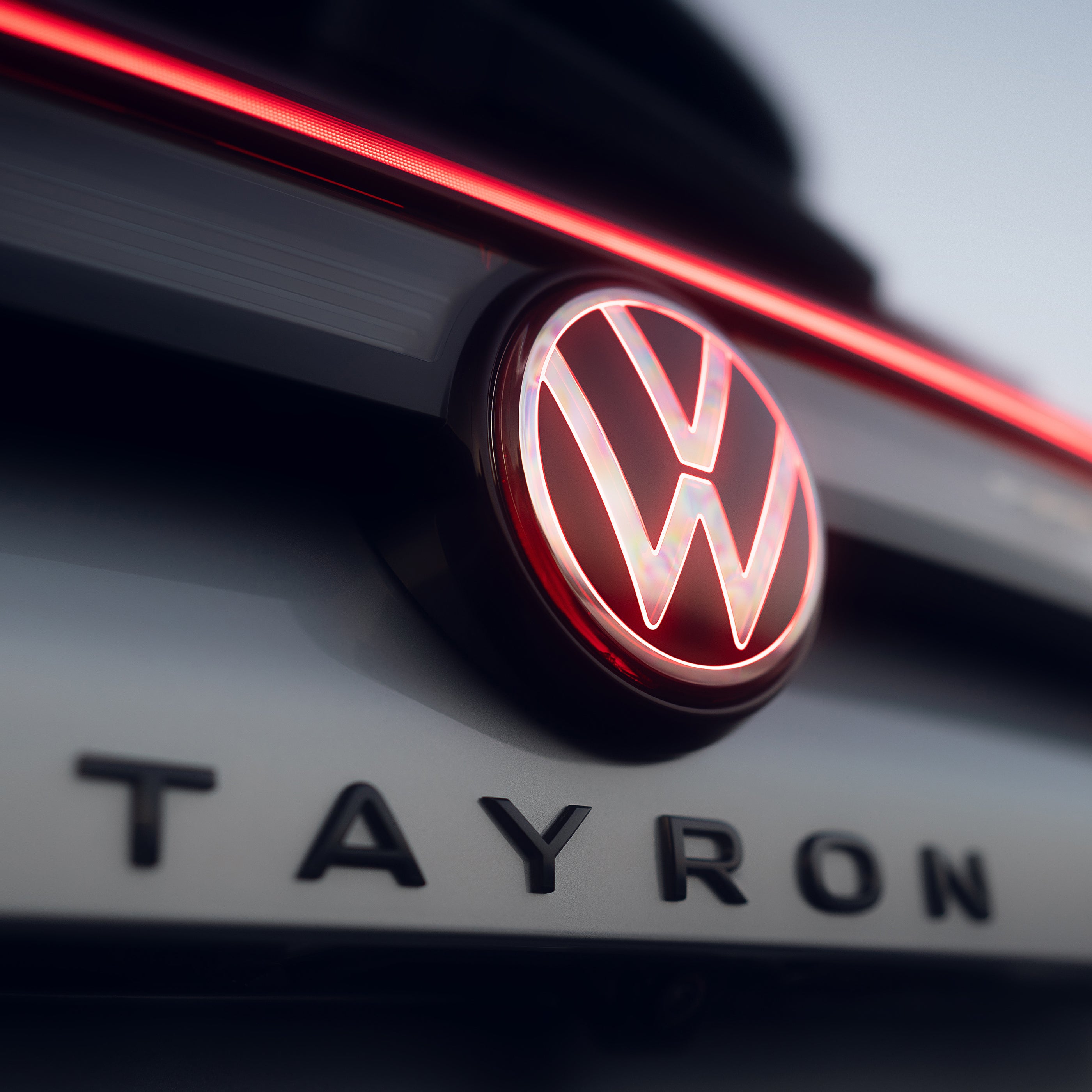 VW felirat Tayron típusjelzés hátul, fekete, 57L853687A041