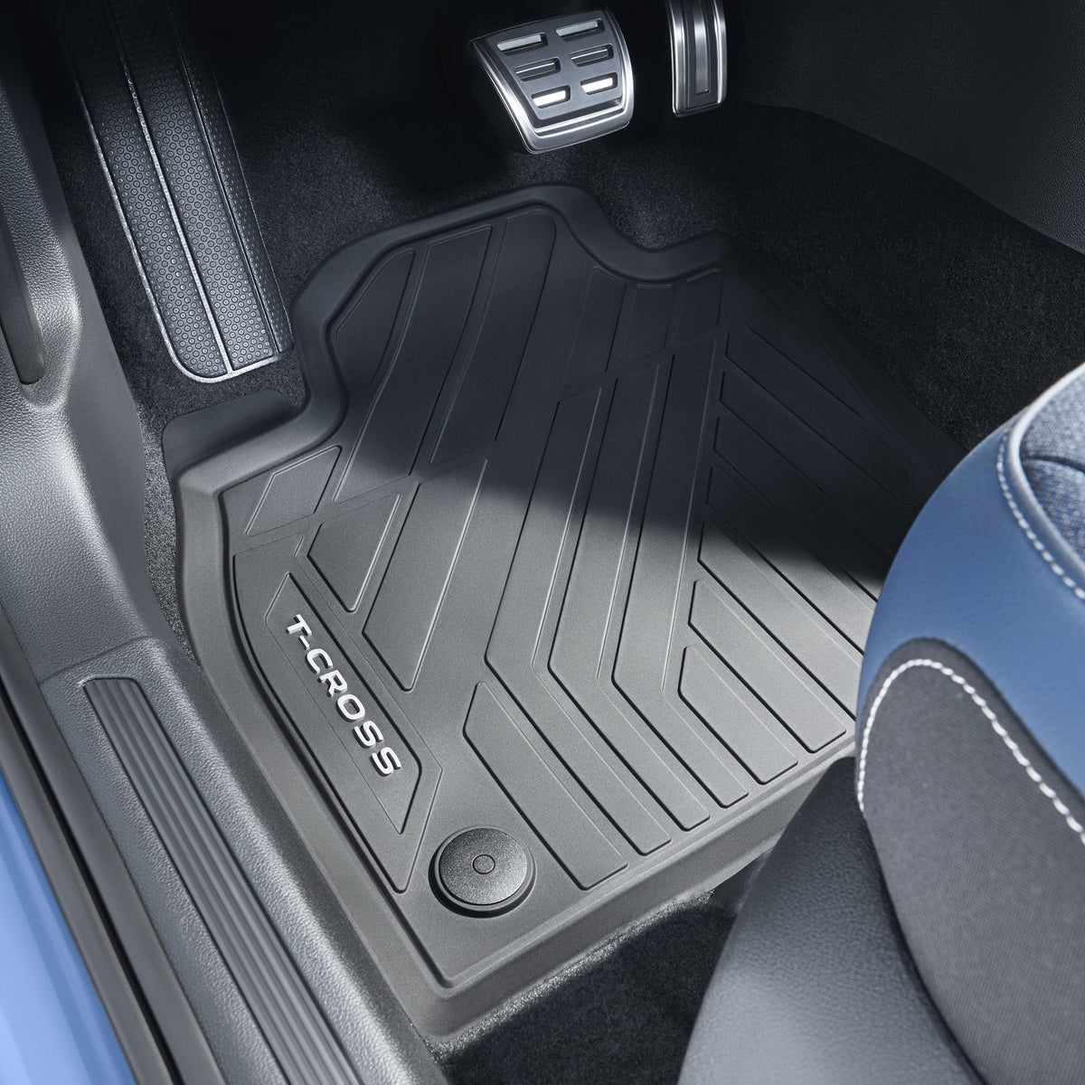 VW T-Cross Gummimatte mit T-CROSS Schriftzug im Fahrerfußraum montiert, 2GM06150082V