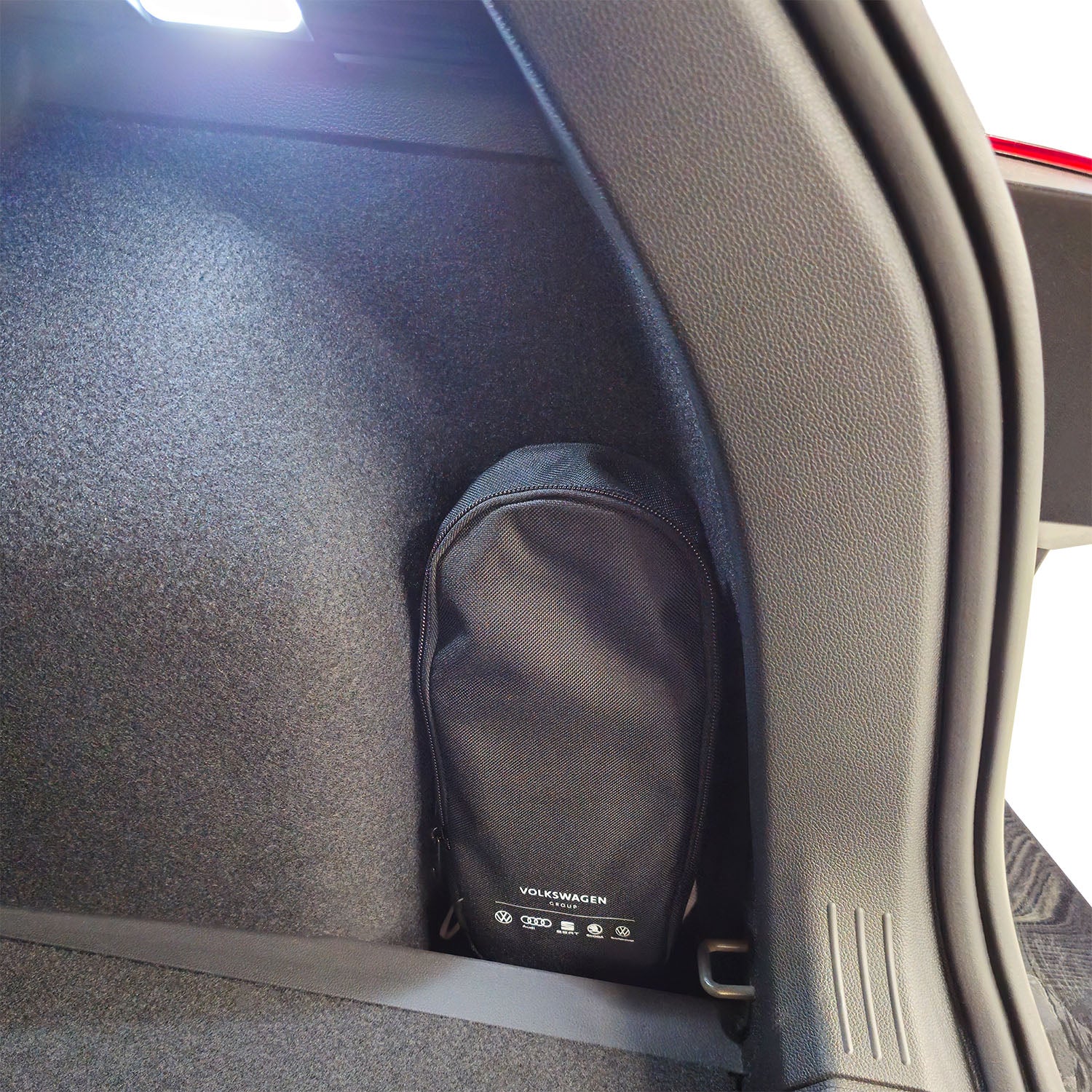 Volkswagen Öltasche für 1L Flaschen, mit 6 Marken Design, inkl. Trichter